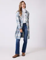 Sobrecamisa larga de tejido soft con estampado de cuadros en tonos celestes, beige y blanco. Presenta cuello con solapa, cierre frontal con botones, bolsillos aplicados en el pecho y mangas largas con puños abotonados.