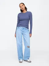 Remera de manga larga confeccionada en tejido rib, con cuello redondo y ajuste al cuerpo.