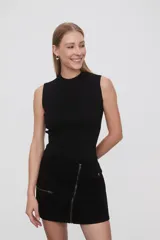 Musculosa de viscosa color negro, con cuello alto y diseño ajustado al cuerpo.