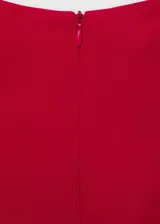 Vestido midi de poliéster color rojo, sin mangas, con cuello redondo y tirantes anchos. Cuenta con diseño entallado, fruncido lateral, forro interior y cierre de cremallera en la parte posterior.