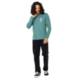 Remera verde de manga larga con cuello redondo y logo estampado en el pecho.