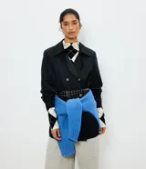 Trench coat negro de poliéster con cuello solapa, cierre cruzado de botones y bolsillos. Cuenta con detalles acetinados y diseño de inspiración sastrera.