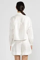 Short blanco de lino italiano con hilo metalizado, corte relajado y talle medio.