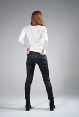 Pantalón chupín negro engomado y elastizado, con bolsillos traseros y presillas.