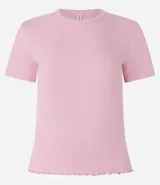 Blusa básica de manga corta, cuello redondo y textura sutil, confeccionada en viscosa con elastano. El bajo de la prenda es ondulado.