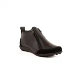 Zapato bajo de cuero color beige con refuerzos en gamuza en la puntera y el talón. Cuenta con doble cierre lateral diagonal, presilla trasera y suela de goma con relieve.