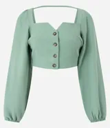 Blusa cropped de sastrería color verde agua, con escote cuadrado, mangas largas abullonadas y botones matizados.