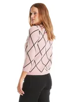 Cardigan de punto con diseño de rombos en color rosa y líneas negras. Presenta cuello redondo, cierre frontal con botones metálicos y mangas tres cuartos.