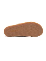 Sandalia plana color beige, con tiras cruzadas en el empeine y tira ajustable con hebilla en el talón. Suela corrida de tono claro con base de goma.