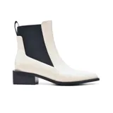 Botín Chelsea de charol negro con elástico lateral, punta fina y tacón cuadrado bajo.