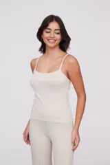 Musculosa de punto color gris claro con textura acanalada y tirantes finos.