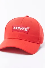 Gorra roja con visera curva y el logo clásico de Levi's bordado en blanco en el frente.