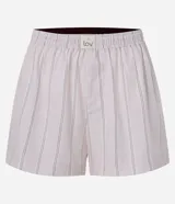 Short de pijama de algodón color rosado con diseño a rayas finas, cintura con elástico interno y calce holgado.