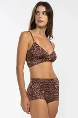 Top de bikini marrón con estampado animal print, breteles finos y corte cruzado en el frente.