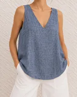 Musculosa azul melange con escote en V y diseño amplio, confeccionada en tejido texturizado.