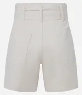Short corto de sarga en color beige, con tiro medio, bolsillos laterales y cinturón incorporado del mismo tejido para atar en la cintura.