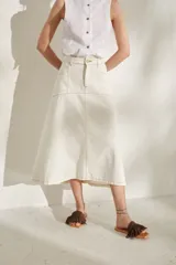 Falda larga de jean color blanco con costuras en contraste y diseño evasé.