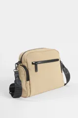 Bandolera verde militar de nylon, con múltiples bolsillos con cierre, correa ajustable negra con inscripción y etiqueta frontal de la marca Symphorine.