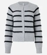 Cardigan corto de punto fino color gris con rayas horizontales negras, cuello redondo, manga larga y abotonado delantero.