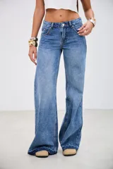 Pantalón de jean tiro medio con corte wide leg y diseño de pierna ancha. Confeccionado en denim rígido de color azul celeste con costuras a tono.