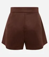 Short femenino de corte evasé confeccionado en gamuza sintética, con cintura fija, pliegues delanteros y bolsillos laterales tipo cuchillo.