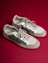 Championes urbanos Champion modelo Compe, color gris con detalles en blanco y suela color caramelo.