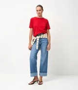 Remera básica de cuello redondo y manga corta, confeccionada en algodón suave y resistente.