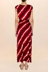 Vestido largo con estampado de rayas rojas, bordó y crema, con escote en V, mangas cortas y lazo en la cintura.