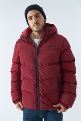 Campera puffer roja de nylon para hombre, con capucha ajustable, cuello alto, bolsillos con cierre y logo en goma. El modelo usa talle M.