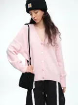 Cardigan de punto color marrón con textura jaspeada, escote en V, cierre frontal con botones y diseño de hombros caídos.