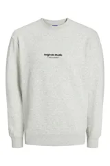 Buzo de cuello redondo y manga larga, confeccionado en tejido de bucle color gris melange. Presenta un corte relajado y un pequeño estampado tipográfico en el centro del pecho.