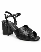 Sandalias de cuero color gris oscuro metalizado, con tiras delanteras entrelazadas, taco cuadrado de altura media y tira ajustable al tobillo con hebilla.