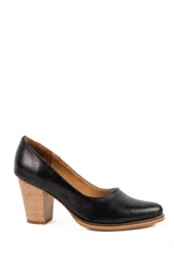 Zapato de cuero negro con taco ancho de madera y suela a tono con ribete marrón claro.