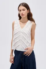 Musculosa blanca de poliéster con cuello en V, tirantes anchos y diseño holgado con franjas horizontales en chevron en el frente.