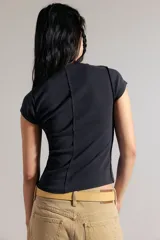 Remera negra ajustada con cuello redondo alto, mangas cortas y estampa gráfica frontal en color gris de un pájaro en vuelo.