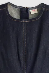 Vestido midi de denim azul oscuro, sin mangas, con cuello redondo y costuras pespunteadas a contratono al frente.