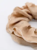 Colero o scrunchie para el pelo de tela color rojo oscuro con brillo dorado.