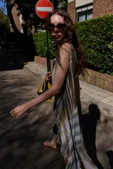 Vestido midi sin mangas con cuello en V, de corte holgado y diseño de parches con rayas verticales y horizontales en tonos verdes, grises y blancos.