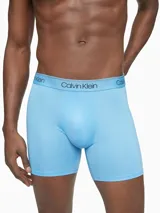 Pack de tres boxer briefs Calvin Klein confeccionados en microfibra elástica. Presentan un diseño ajustado con cintura elástica distintiva de la marca con el logo estampado.