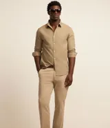 Pantalón de sarga color marrón para hombre, de corte recto con cintura fija, trabillas para cinturón y bolsillos funcionales.