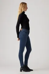 Pantalón de jean azul oscuro, corte skinny, tiro medio, con tecnología Tummy-Slimming y Levi's® Sculpt Hyper Soft.