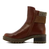 Bota de caña media color marrón de cuero, con cierre lateral, detalle de tejido en la parte superior y suela track.