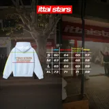 Hoodie de color celeste con capucha y diseño estampado en relieve en la espalda con texto en color marrón. Presenta un corte holgado y cómodo.