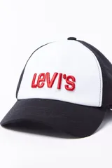 Gorra de béisbol Levi's con visera curva, paneles frontales blancos y paneles traseros negros. Logotipo de Levi's bordado en rojo en el frente.