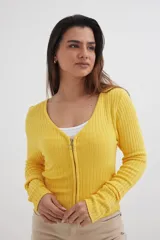 Sweater negro de tejido de punto acanalado, con escote en V y cierre frontal con cremallera circular.