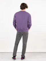 Sudadera de felpa color ladrillo, con cuello redondo, manga larga y logo estampado en el pecho.