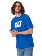 Remera azul de manga corta con cuello redondo y el logotipo grande de CAT estampado en blanco en el frente.