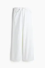 Pantalón de jean blanco de corte ancho, tiro alto y cinco bolsillos. Confeccionado en denim de algodón rígido.