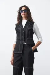 Pantalón de corte recto y tiro medio, confeccionado en algodón con elastano. Presenta costuras a contratono en color blanco que resaltan los recortes delanteros y el diseño de la prenda, aportando un estilo utilitario.