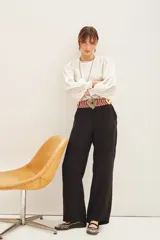 Pantalon palazzo de tiro alto, confeccionado en tejido de cupro y viscosa con textura sedosa. Presenta un diseño de corte recto con caída fluida, largo al piso y bolsillos laterales.